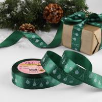 Лента новогодняя атласная 25мм*25м ЁЛОЧНЫЕ ИГРУШКИ №49 темно-зеленый 6784854